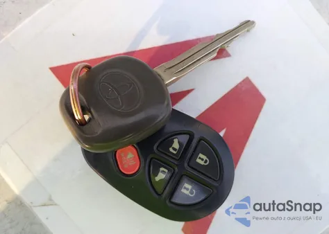 2010 Toyota Sienna Le z USA, uszkodzony, nr VIN 5TDKK4CC7AS325260